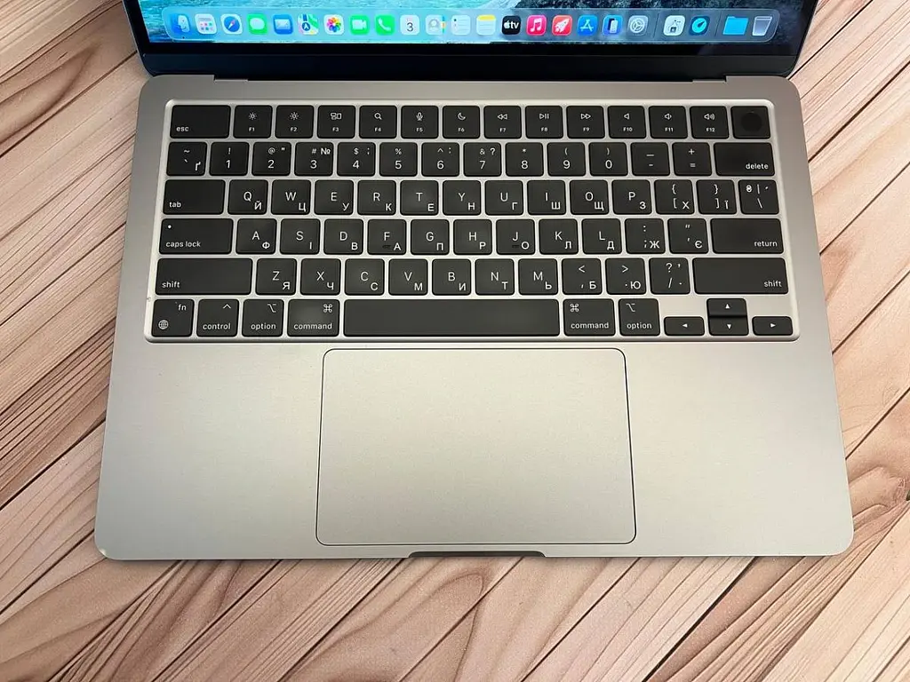 Ноутбук Apple MacBook Air 13.6" 2022 M2/24/512 (P96WXPHLWV) Б/в - фото 2