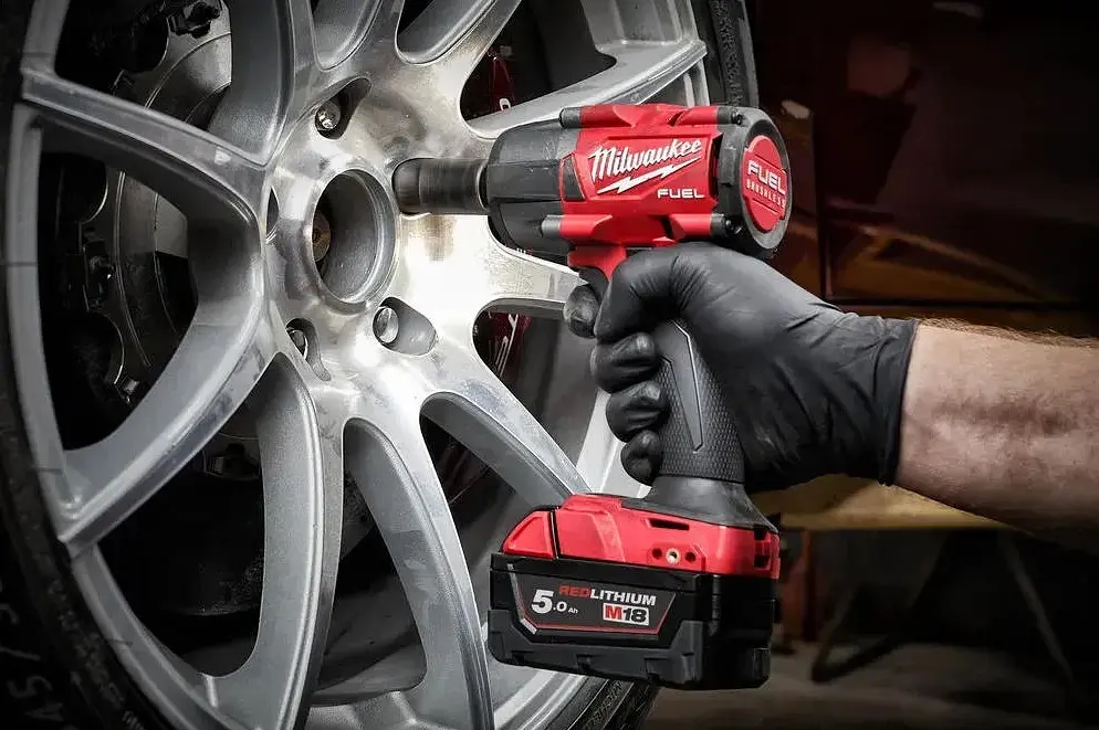 Гайковерт ударный аккумуляторный Milwaukee M18 FMTIW2F12-0 18В 0-2575 об/мин 881 Нм 1/2" кейс 2.3 кг без АКБ и ЗП - фото 6