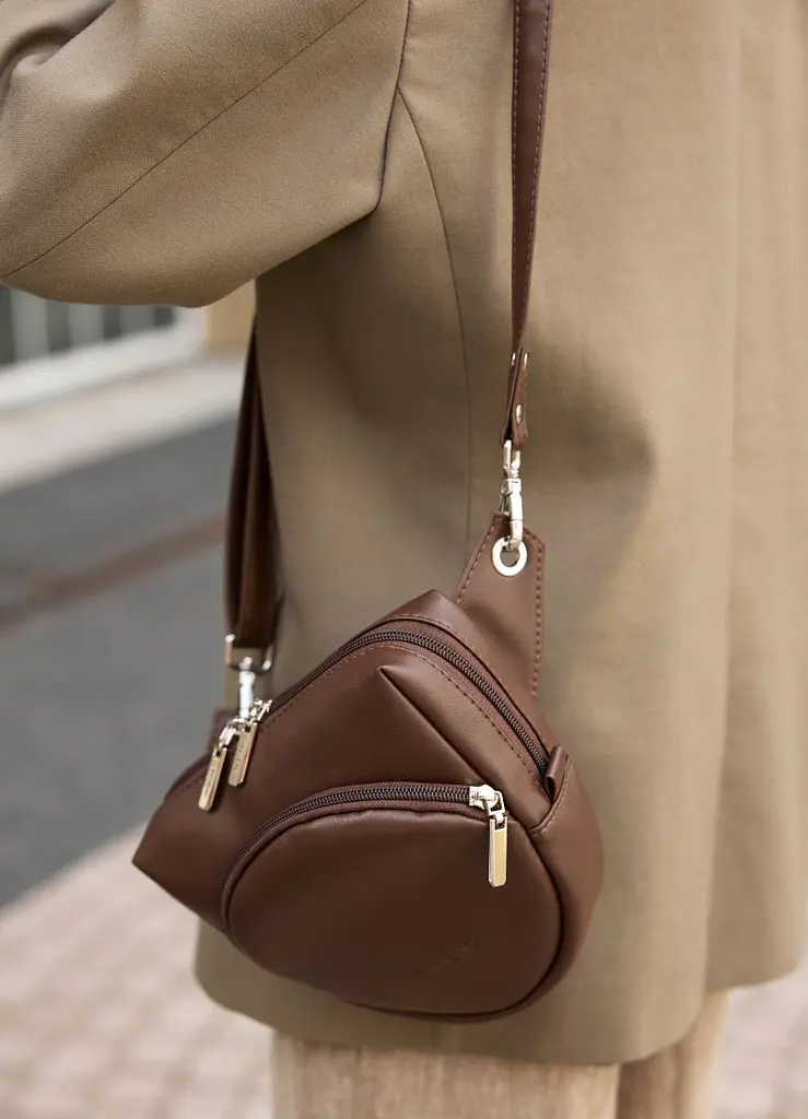 Жіноча кросбоді сумка бананка Sambag Sofi шоколад 20 × 18 × 5 см (88193020) - фото 3