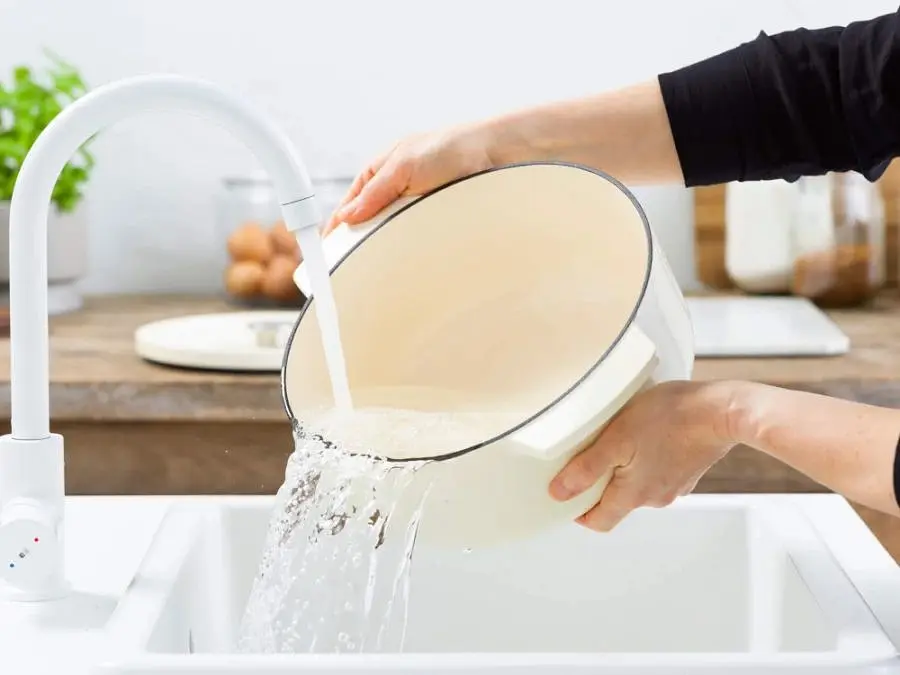 Каструля чавунна з кришкою KitchenAid 22 см 3,3 л колір мигдальний крем (CC006056-001) - фото 5