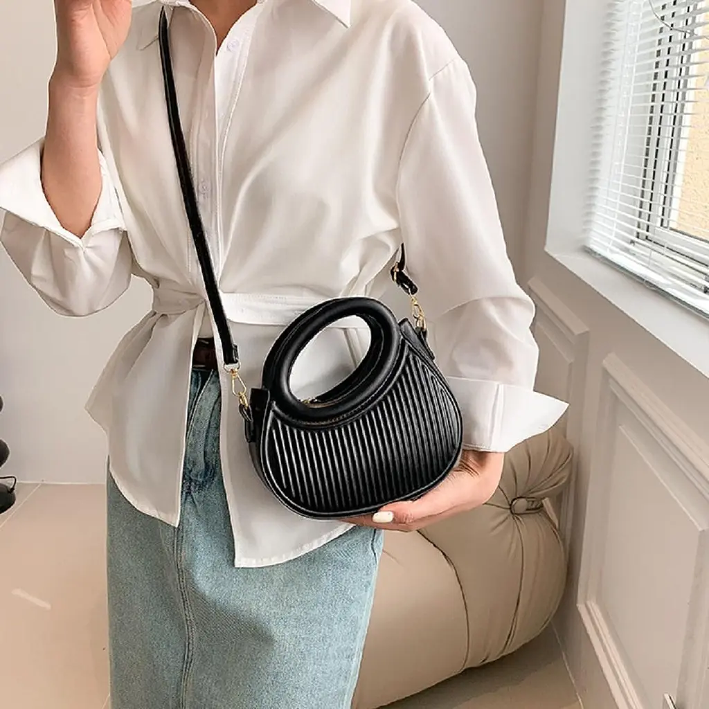 Стильна асиметрична сумочка з екошкіри Lilly P2-88148A чорна - фото 11