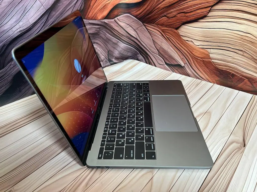 Ноутбук Apple MacBook Pro 13" A1708 i5-7360U/8/251 (FVFWJC4LHV29) Б/в - фото 4