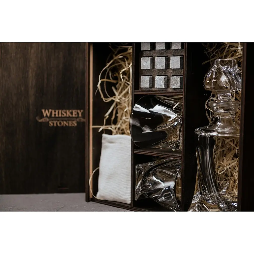Подарунковий набір віскі Whiskey Stones з камінням для віскі в дерев'яному пеналі №3 + декантер і 2 склянки + щипці + мішечок - фото 5