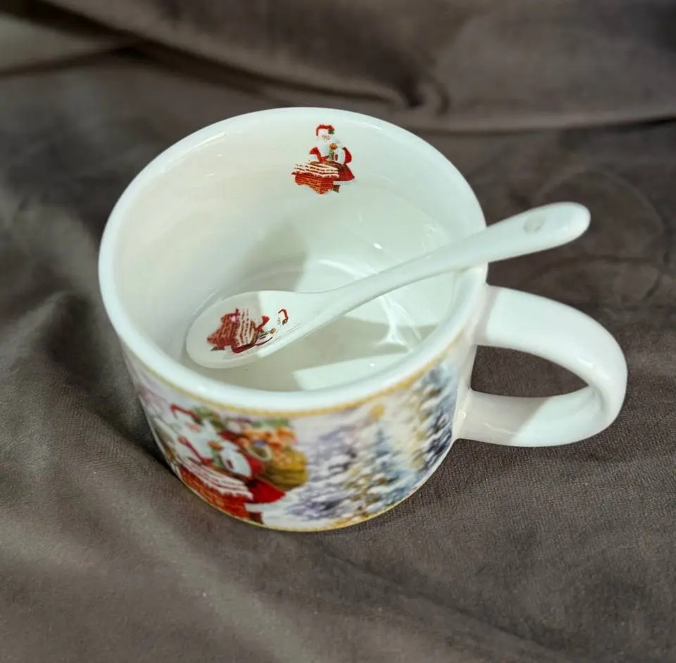 Чашка новогодняя R36240 Home Time for gifts керамическая с ложкой в ​​подарочной коробке 280 мл Белая - фото 3