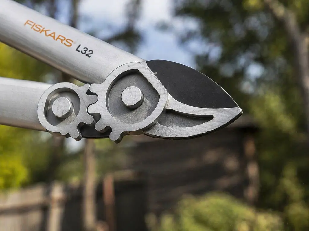 Набір Fiskars: Ножиці для кущів Fiskars White HS53 + Гілкоріз білий White L32 - фото 7