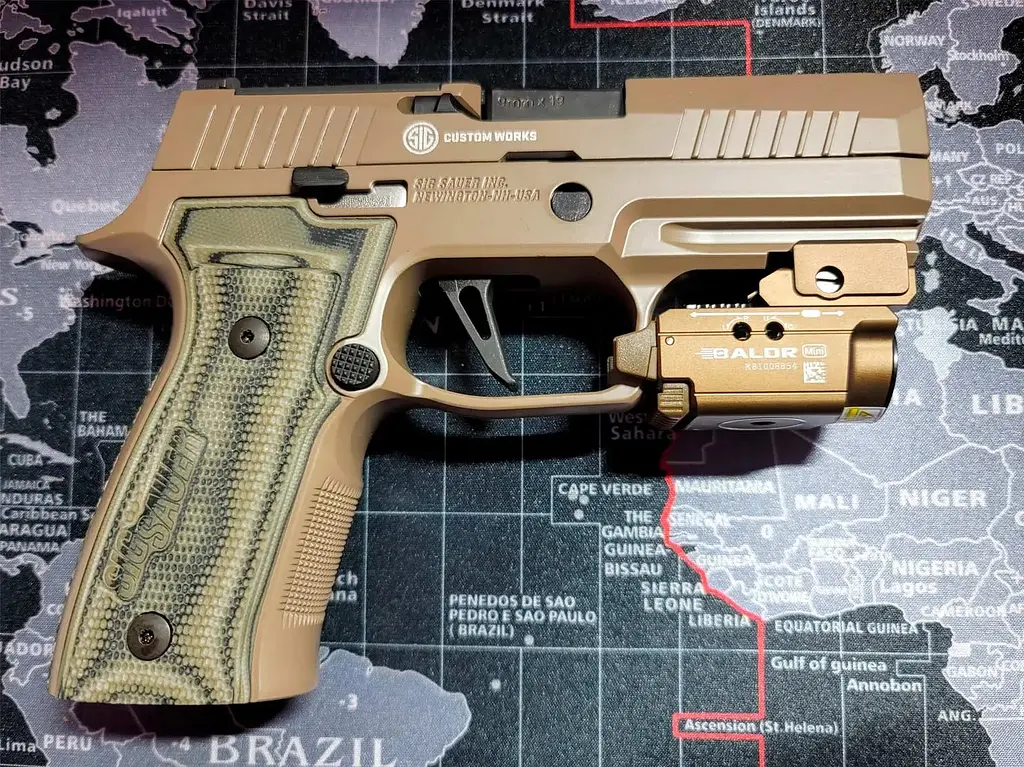 Фонарь с ЛЦВ Olight Baldr Mini Green Laser Desert Tan - фото 13