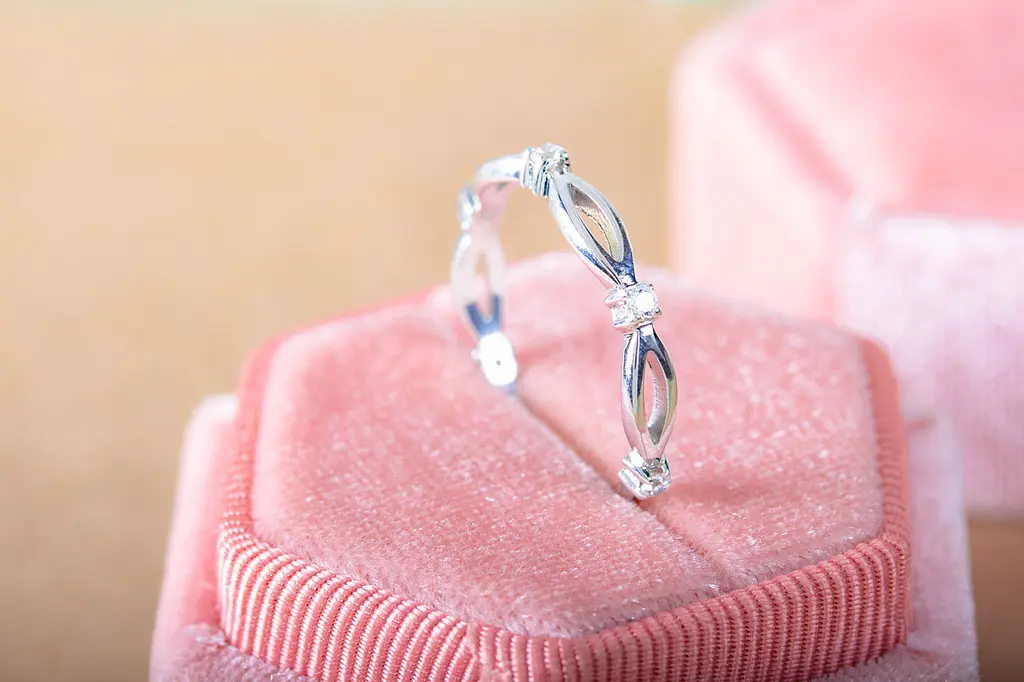 Каблучка з родієвого срібла з фіанітами 22 SK-0008 - фото 2