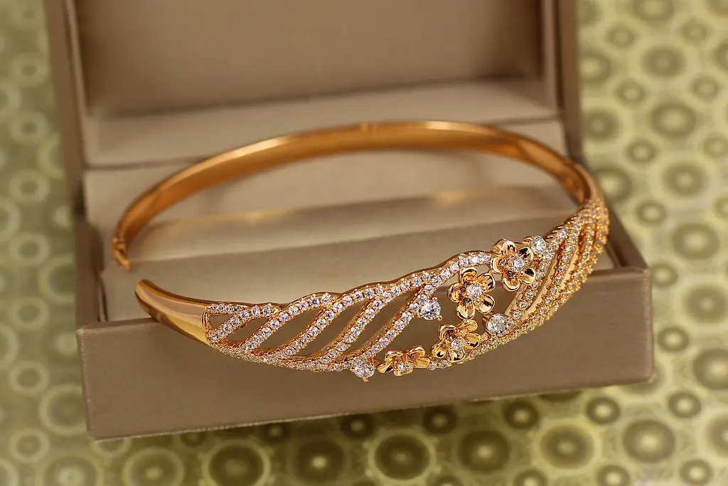 Браслет бенгл Xuping Jewelry Квіткове мерехтіння 60 мм на руку від 17 до 19 см золотистий - фото 2