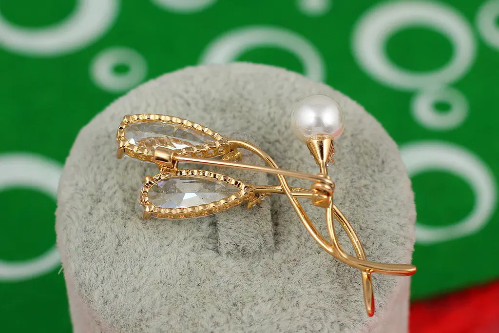 Брошка Xuping Jewelry гілочка з двома каменями і перлами золотиста - фото 2