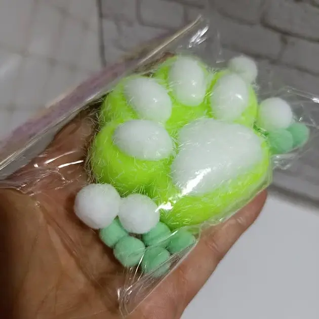 Іграшка-антистрес A-Toys Лапка котика велика 7 см зелена з ворсом і пушком - фото 2