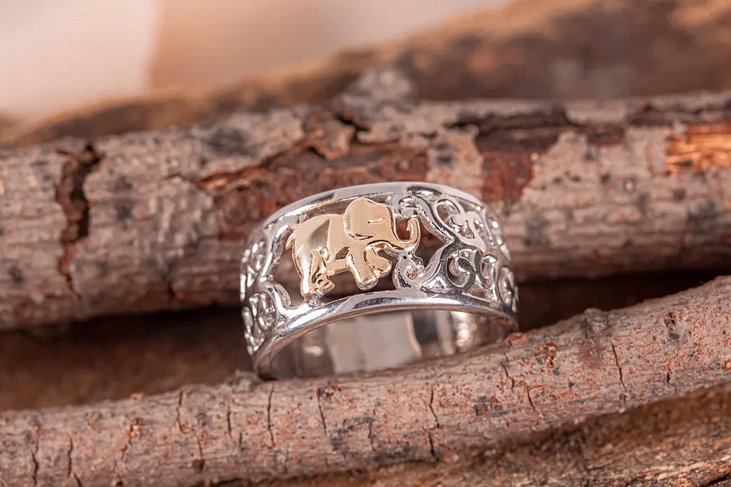 Каблучка слоник з білого і жовтого золота 18 K-0205 - фото 2