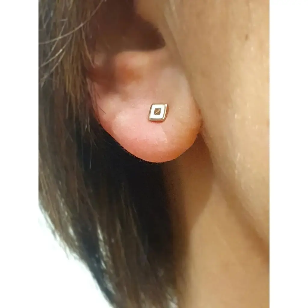 Золотая моносерьга-пуссета Tango с эмалью. 500044Ш Белый - фото 2