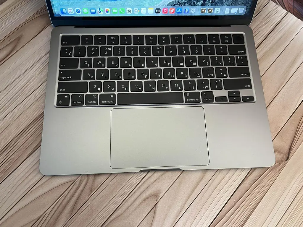 Ноутбук Apple MacBook Air 13.6" 2022 M2/24GB/512GB (GXY2D3K91H) Б/в - фото 2