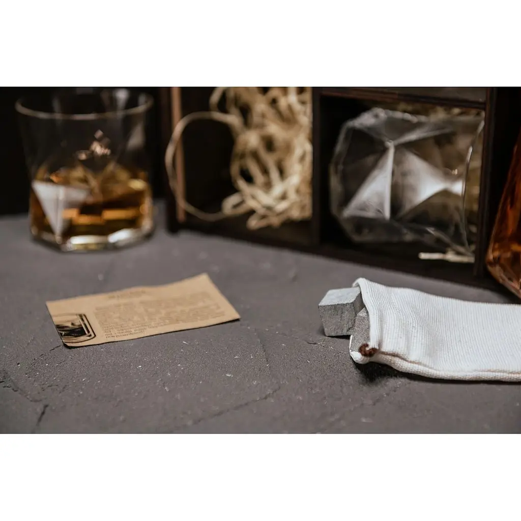 Подарунковий набір віскі Whiskey Stones з камінням для віскі в дерев'яному пеналі №3 + декантер і 2 склянки + щипці + мішечок - фото 3