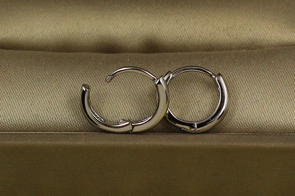 Сережки Xuping Jewelry гладкі кільця з округлими краями 1.2 см сріблясті - фото 2