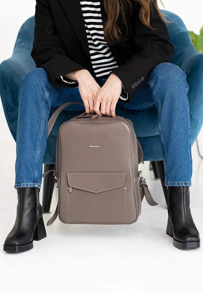 Кожаный городской женский рюкзак на молнии Cooper темно-бежевый - фото 10