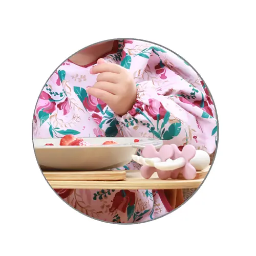 Нагрудник з довгим рукавом BabyOno Квіточки від 2 років 85x42 см (1476/01) - фото 3