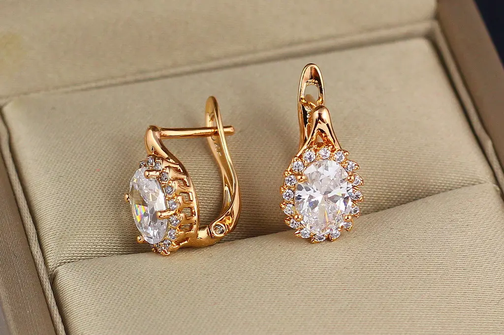 Сережки Xuping Jewelry малинки з петелькою білий камінь 1.5 см золотисті - фото 2