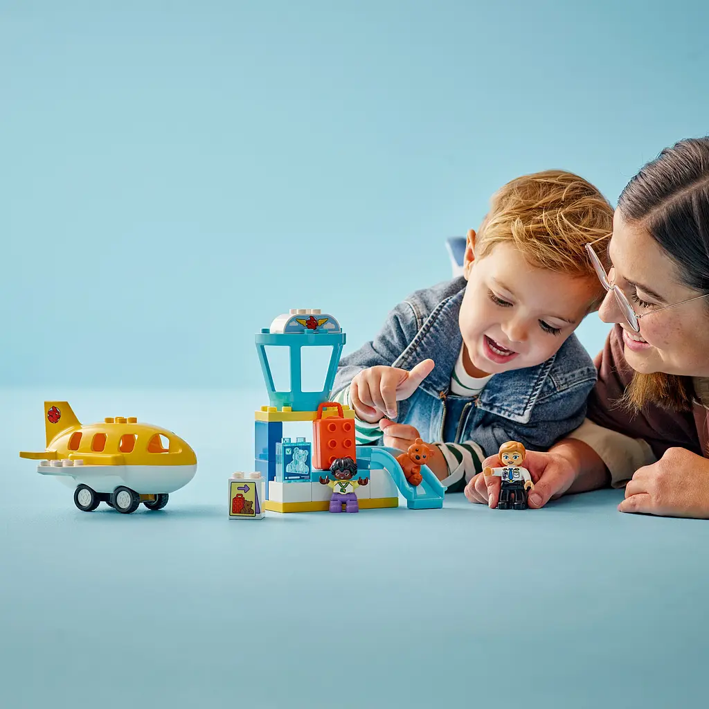 Конструктор LEGO DUPLO Town Первый раз в аэропорту 23 детали (10443) - фото 8
