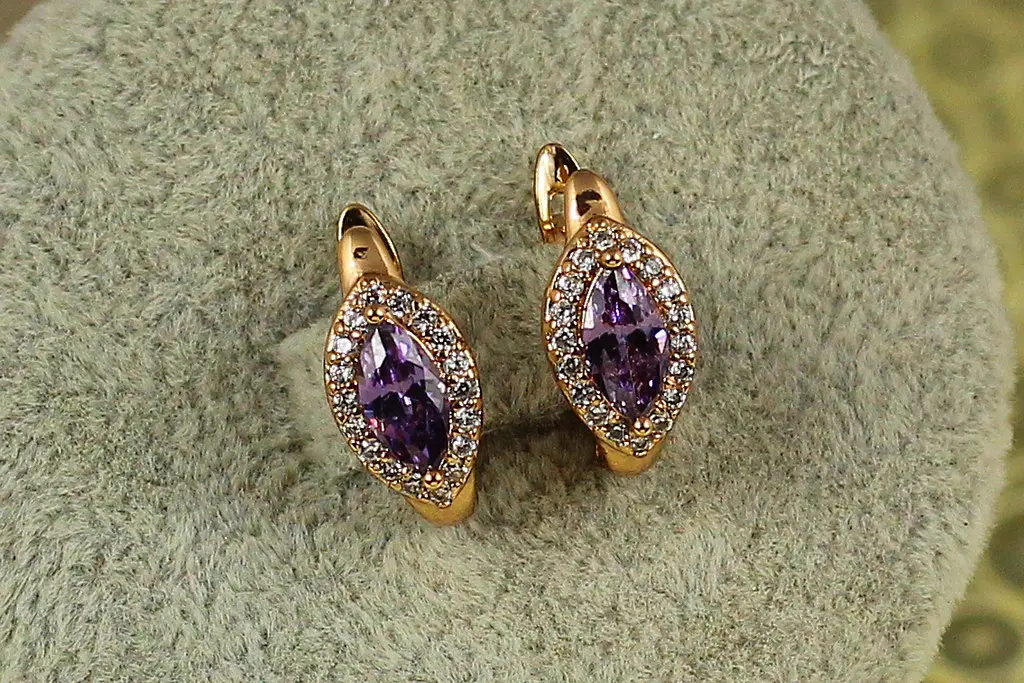 Сережки Xuping Jewelry маркіз з фіолетовим каменем в обідку 1,5 см золотисті