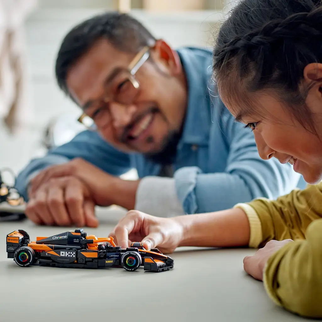 Конструктор LEGO Speed ​​Champions Автомобиль для гонки McLaren F1 269 деталей (77251) - фото 5