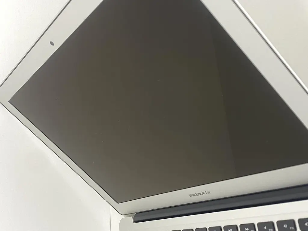 Ноутбук Apple MacBook Air 7,2 A1466 (C1MQ458ZG944) (i7-5650U/8/250SSD) - Class B - фото 4