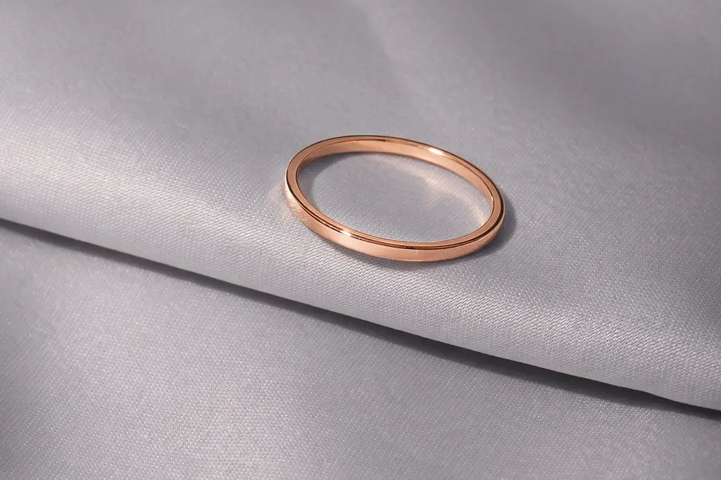 Тонка каблучка з червоного золота в мінімалістичному стилі К-0584 22 - фото 4
