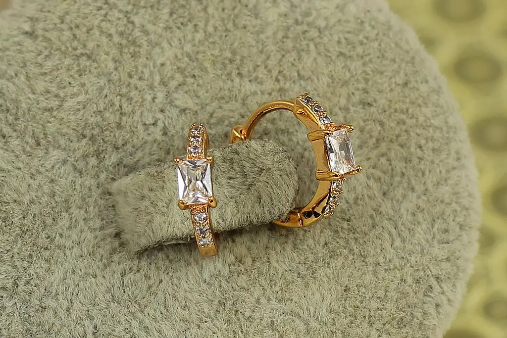 Сережки Xuping Jewelry колечки доріжка з прямокутним каменем 1,2 см золотисті - фото 2