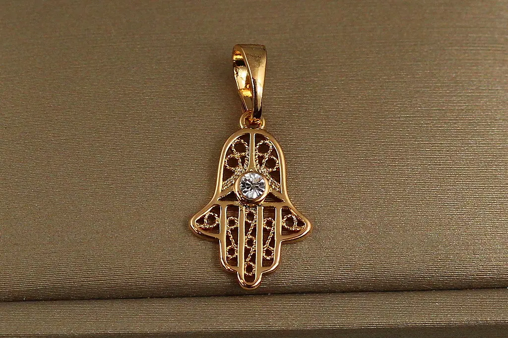 Кулон Xuping Jewelry хамса з білим камінчиком 1,6 см золотистий