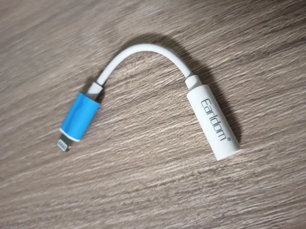 Переходник Earldom Lightning to headphone 3.5 мм jack ot49 аудиоадаптер - фото 2