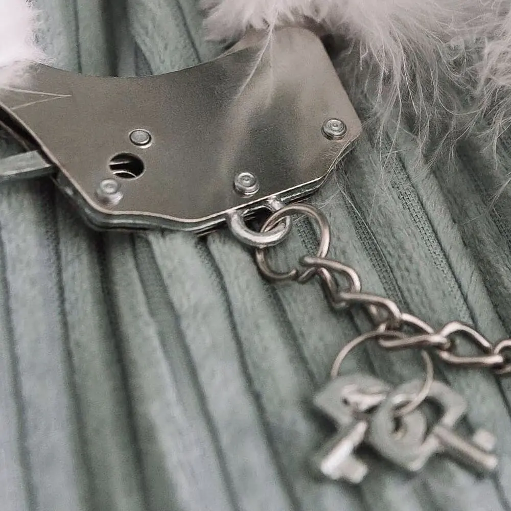Наручники металеві Adrien Lastic Handcuffs Black з чорним пухнастим оздобленням - фото 2