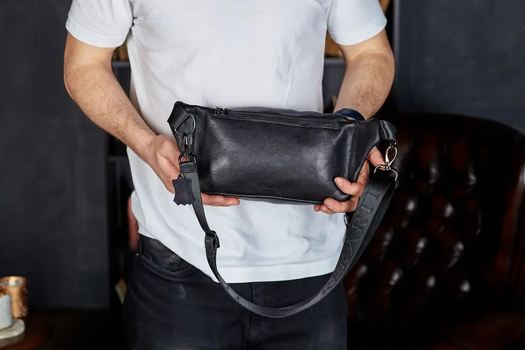 Стильна чоловіча бананка з натуральної гладкої шкіри Tiding Bag 14х25х10 для телефону NM-50358 чорна 25 см - фото 5