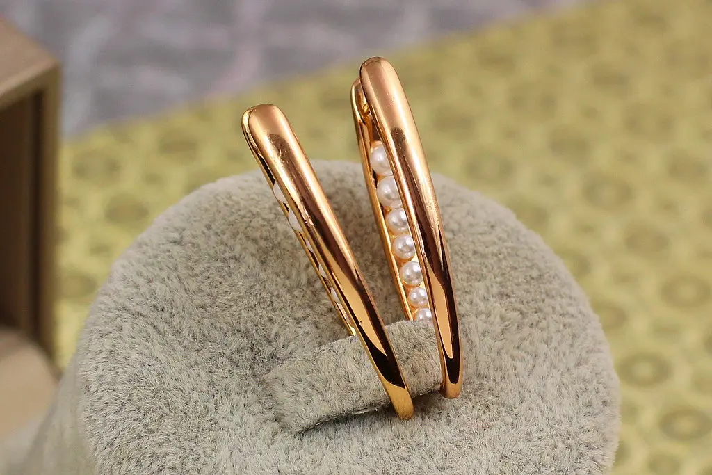 Сережки Xuping Jewelry стрілки з дрібними перлинами 3.5 см золотисті - фото 2