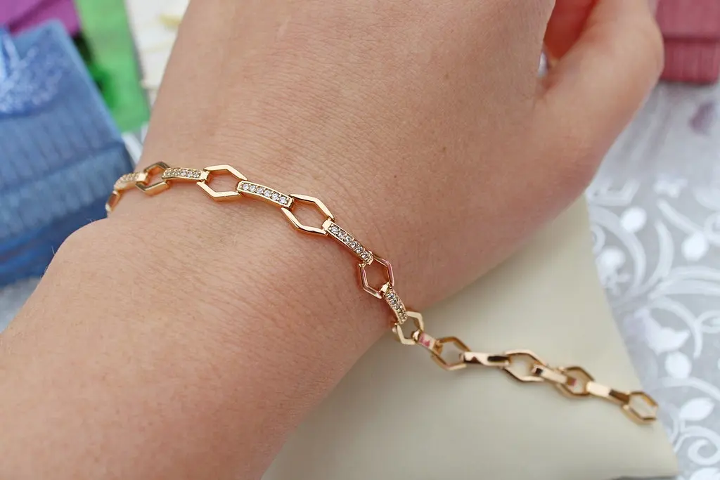 Браслет Xuping Jewelry шестигранні і довгі ланцюжки п'ять з камінням 18 см 7 мм золотистий - фото 2