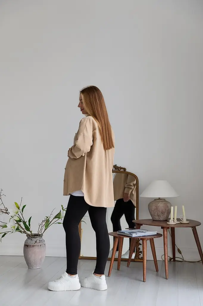 Женская рубашка для беременных стиля oversize из микровельвета Varna размер L-XL Lullababe бежевая - фото 3