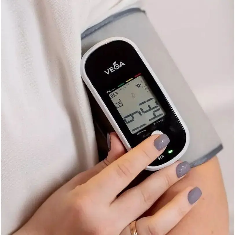 Тонометр на манжете VEGA BP 810A Afib micro usb и аккумуляторе автоматический - фото 3