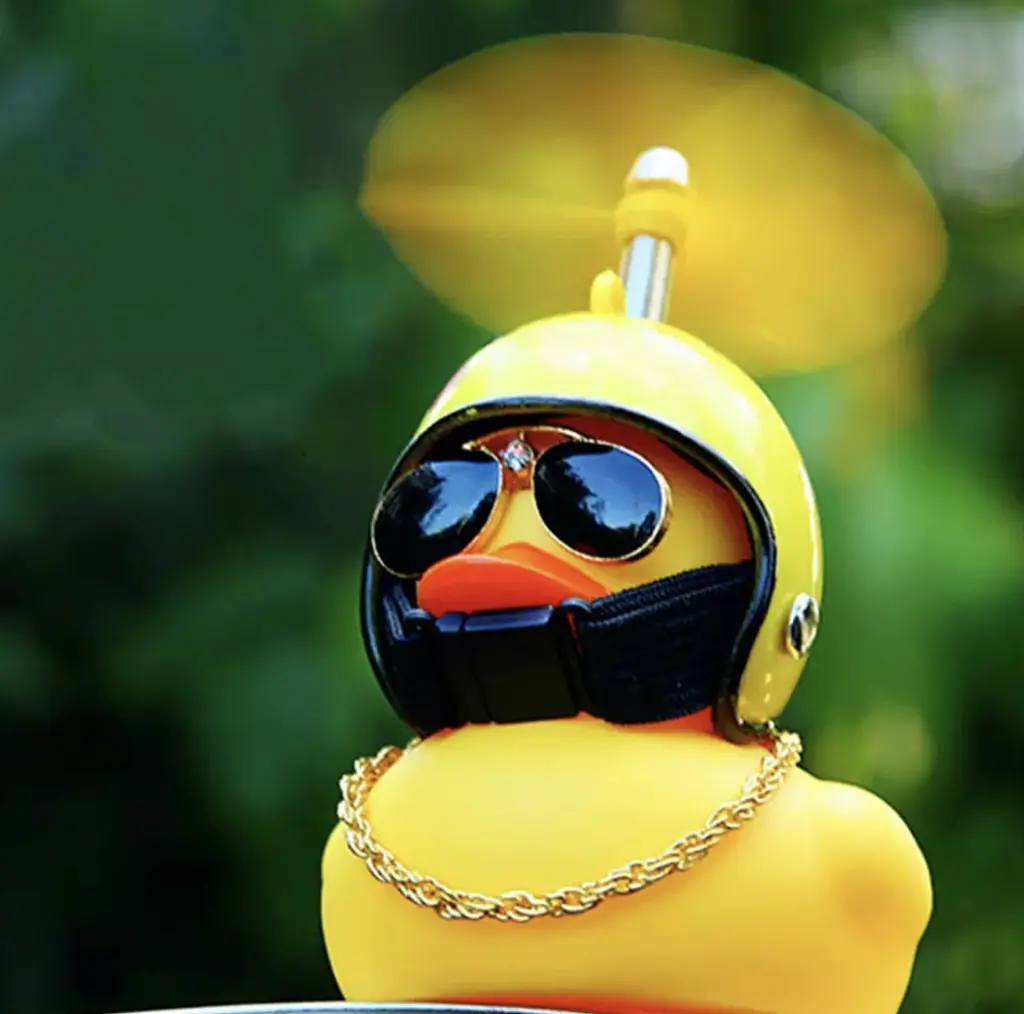Автомобільна качка з шоломом і кріпленням Funny Ducks Red Spider 5178 - фото 6