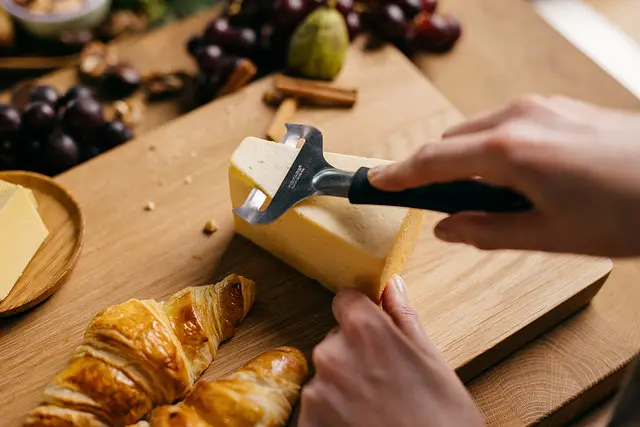 Ніж для сиру Fiskars Essential (1065588) - фото 4
