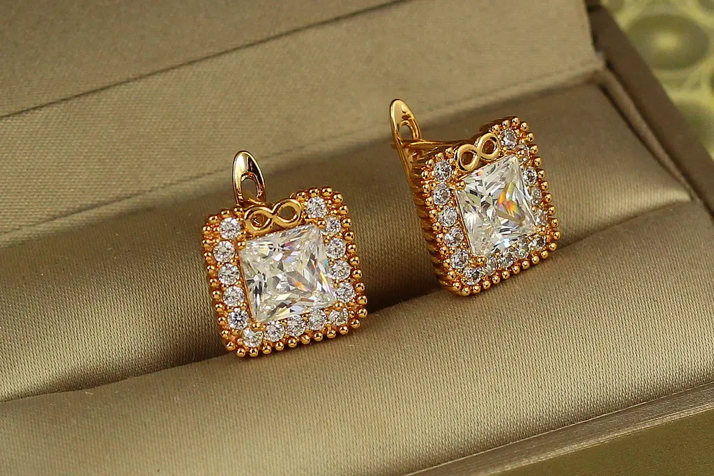 Сережки Xuping Jewelry вічність з білим каменем 1,3 см золотисті - фото 2