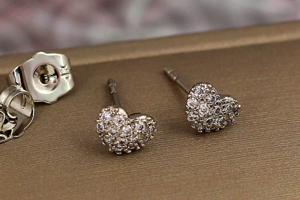 Сережки гвоздики Xuping Jewelry маленькі сердечка з камінчиками 5 мм сріблясті