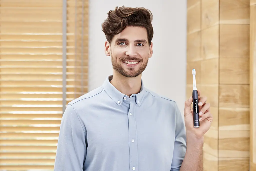 Электрическая звуковая зубная щётка Oral-B Pulsonic Slim Luxe 4500 + футляр, черная - фото 6
