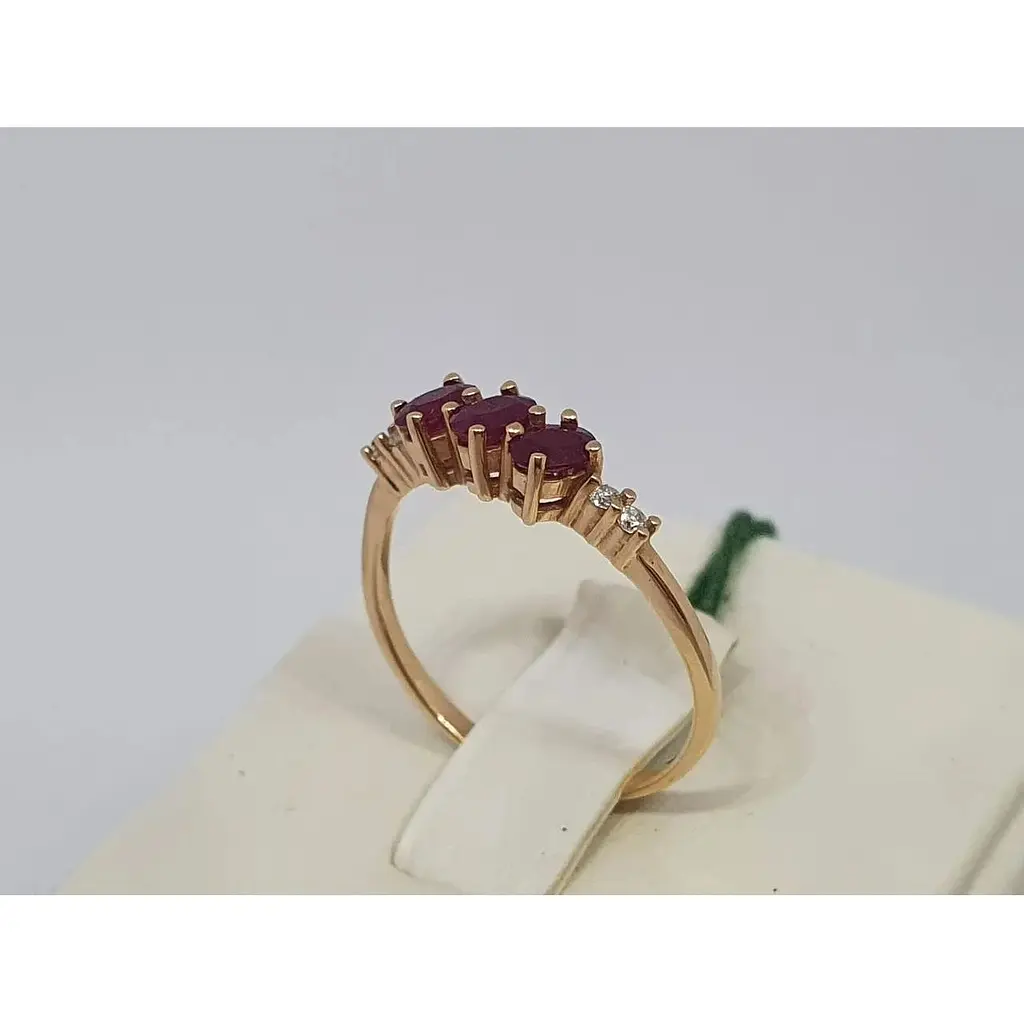 Золотое кольцо ЮЗ "Багет" с бриллиантами и рубинами. Артикул 11444 17 - фото 2