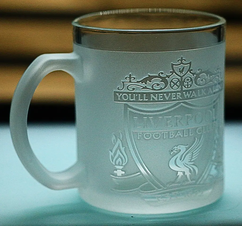 Стеклянная чашка 320 мл Liverpool с гравировкой подарок для фаната ФК Ливерпуль футбольная кружка - фото 2