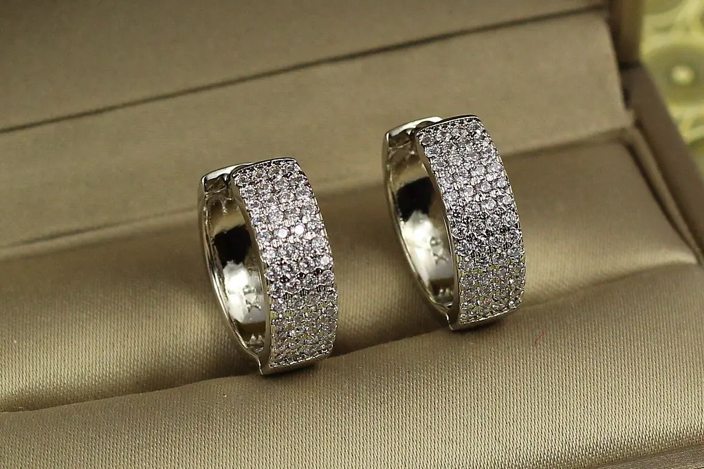 Сережки Xuping Jewelry широкі кільця з камінням 1.7 см сріблясті - фото 2