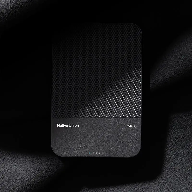 Портативна батарея Native Union (Re) Classic Magnetic Power Bank 5000 мАг Black (PB-5KMS-BLK) - фото 6