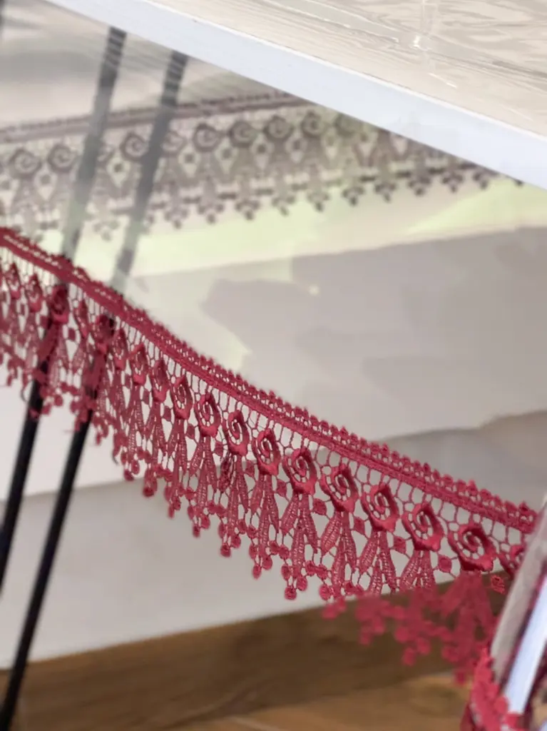 Силиконовая скатерть с бордовым кружевом 7 см 360х200 см - фото 4