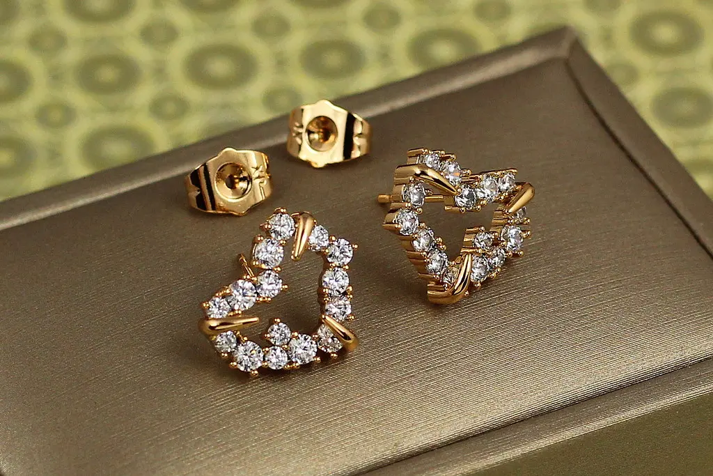 Сережки гвоздики Xuping Jewelry сердечко обідок з крупними каменями 1,2 см золотисті - фото 2