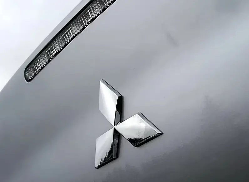 Емблема Mitsubishi 145х128 мм Хром Пластик на скотчі (Завод) - фото 3