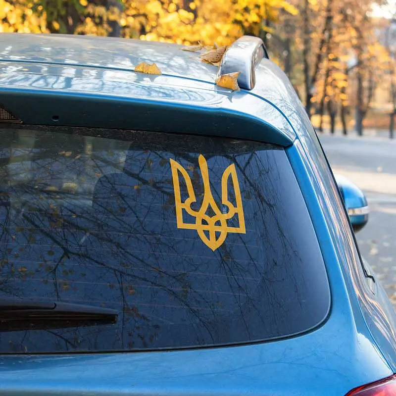 Наклейка на скло автомобіля герб України золотиста наклейка тризуб на авто 10х15 см - фото 3