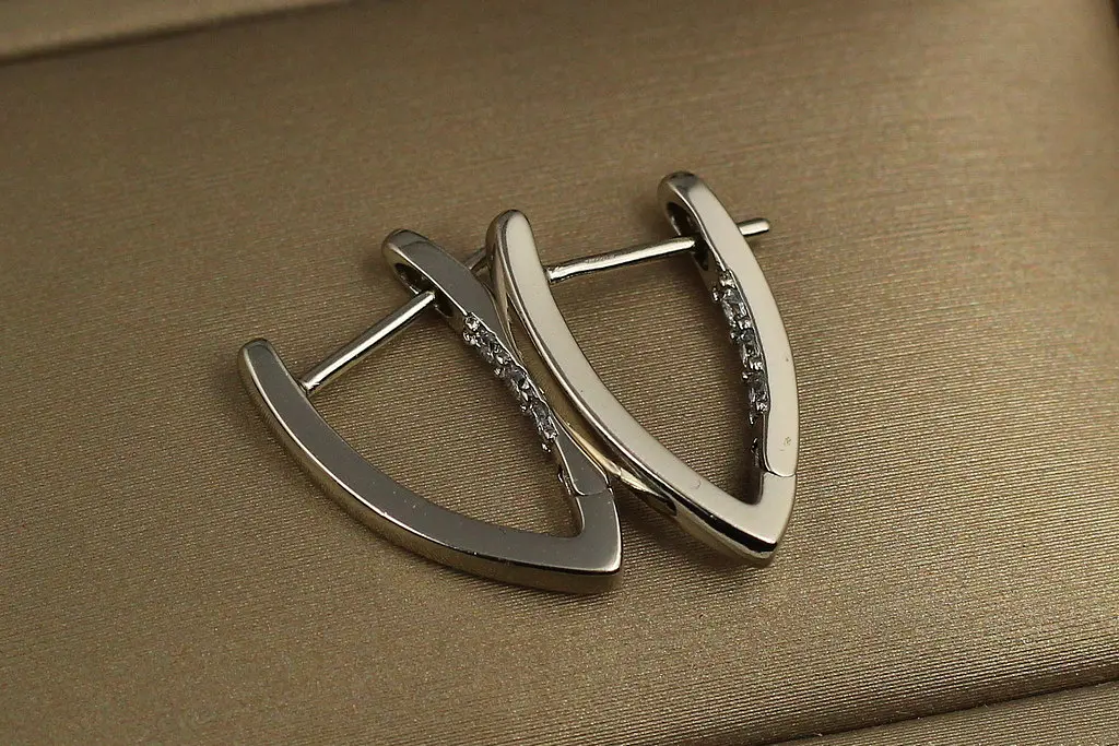 Сережки Xuping Jewelry стрілки з камінням ззаду 2 см сріблясті - фото 2